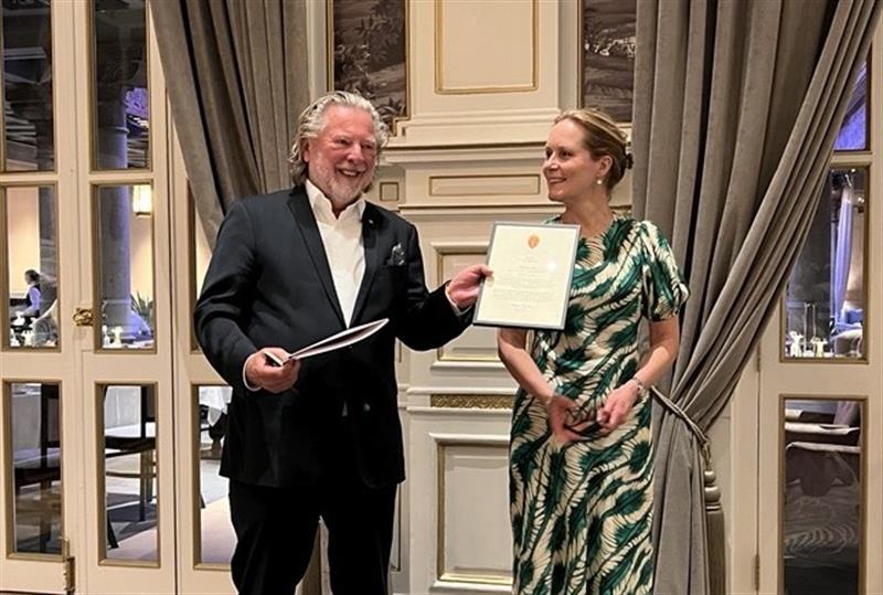 Riksantikvar Hanna Geiran og eier av Britannia  Hotel Odd Reitan. Bildet er tatt i Speilsalen på Britannia Hotel. Foto: Bodil Nilsen/Trøndelag fylkeskommune.