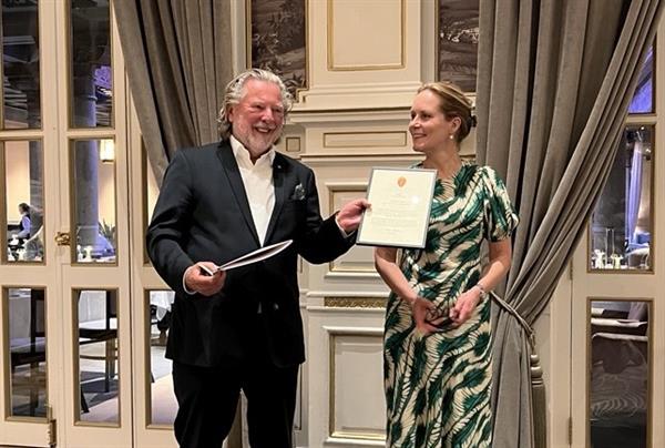 Riksantikvar Hanna Geiran og eier av Britannia  Hotel Odd Reitan. Bildet er tatt i Speilsalen på Britannia Hotel. Foto: Bodil Nilsen/Trøndelag fylkeskommune.