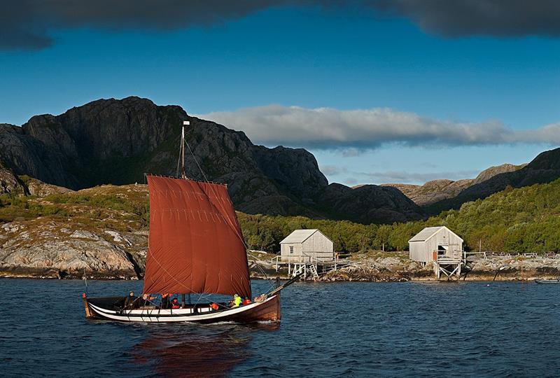 Bilde av åfjordsfembøringen Siglur ved Fosnes.