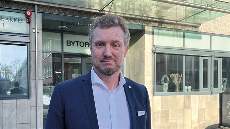 Hallem_nett.png Fylkesordfører Tomas Iver Hallem står utenfor Fylkets hus i Trondheim.