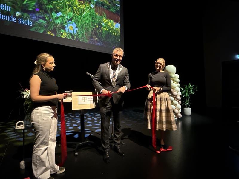 Image.jpeg Fylkesordfører Tomas Iver Hallem fikk æren av å klippe snora og erklære Cissi Klein vgs for åpnet, sammen med elevrådsleder Sofia Thornæs og rektor Elisabeth Tandstad. Foto: Bjørn Langli/Trøndelag fylkeskommune.