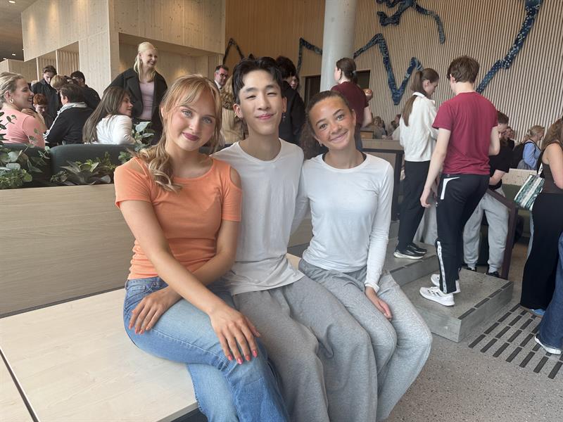 IMG_3333.jpg Danserne Astrid Eggen Vårvik (2.år dans), Kristian Huy Thuc Nguyen (3.år dans) og Bianca Rosita Friquin (tidligere elev) er veldig fornøyd med det nye skolebygget på Falkenborg. Foto: Kristin Heggdal / Trøndelag fylkeskommune