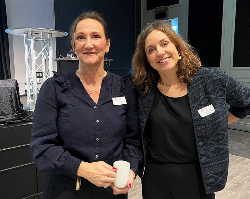 Braanen og Antonsen.png Tilgjengelighetssjef i NRK, Siri Antonsen (t.v) og Erika Braanen Sterri, som er forsker ved FAFO står foran scenen i møtesalen.