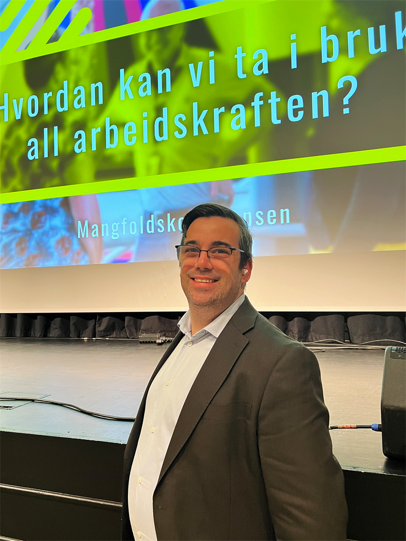 Tor Andreas Bremnes.png Daglig leder i InClue (Handicapforbundets rekrutterings- og kompetansehus), Tor Andreas Bremnes står foran scenen. I bakgrunnen står det "Hvordan kan vi ta i bruk all arbeidskraften?"