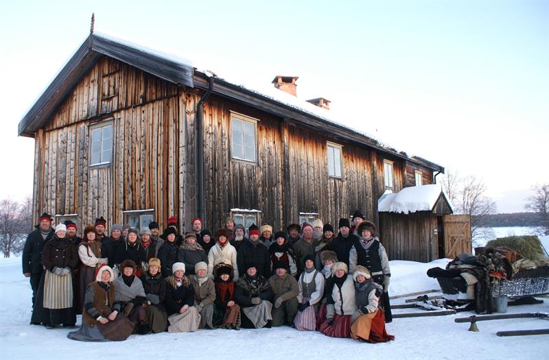 Foran 2013 423.JPG Lasskjørere står oppstilt for fotografering utenfor et hus.