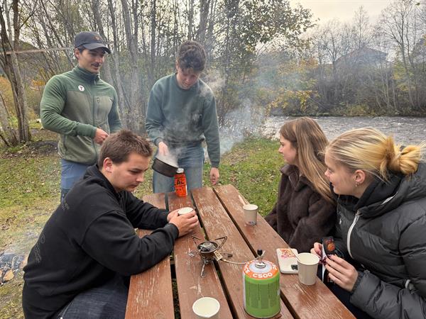 1.jpg Videregåendeelever som sitter rundt et bord ute i naturen i Heim kommune.
