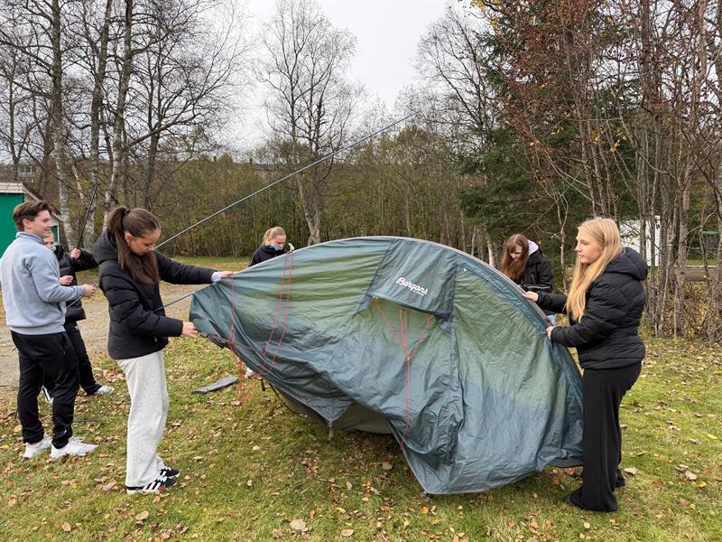2.jpg Elever setter opp telt.