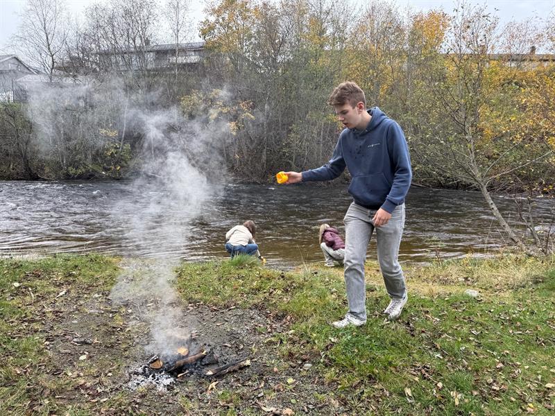 3.jpg Elever kaster vann på bål.