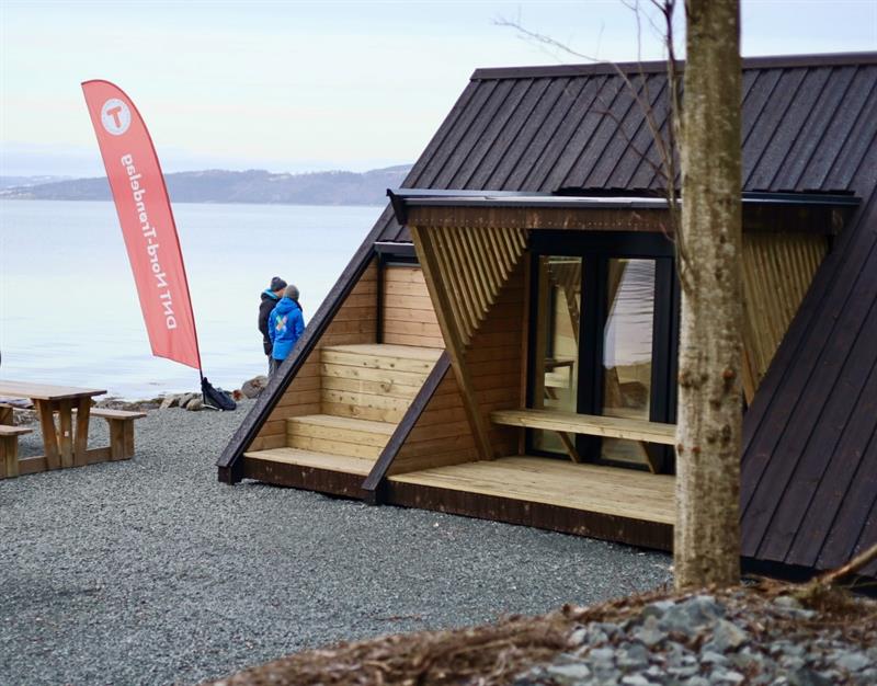 Skånestangen er et populært utfartsområde i Levanger. Nå har de også fått et sted der folk kan varme seg, spise matpakken, lese ei bok eller møte andre som er på tur.Arkitekt: Rojo Arkitekter AS. Foto: Tove Helland Pedersen/Trøndelag fylkeskommune.