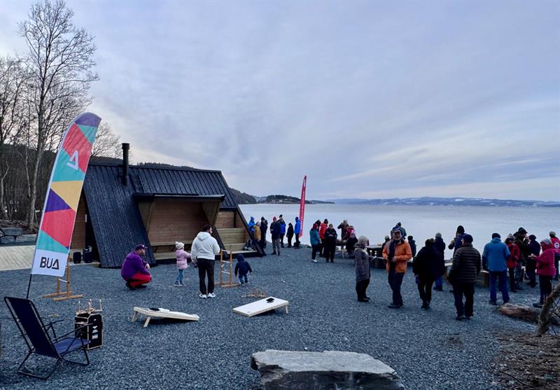Mange tok turen til åpningen av dagsturhytta i Levanger første søndag i advent. Arkitekt: Rojo Arkitekter AS. Foto: Tove Helland Pedersen/Trøndelag fylkeskommune.