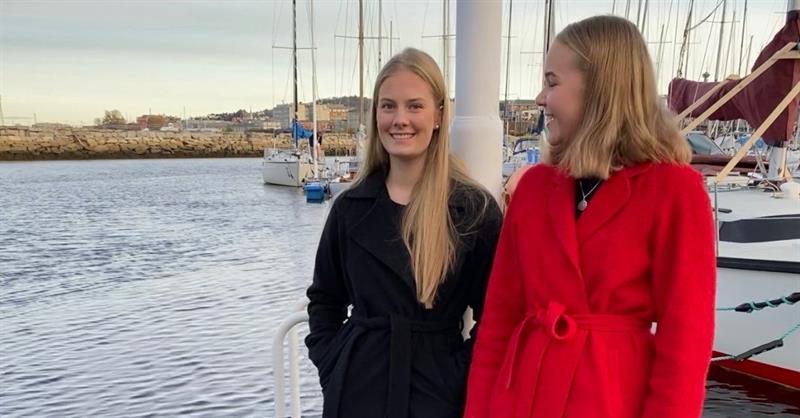 Hanna Bjørnstad Hellem og Astrid Berg Larsen inspiserer bølgekraftverket sitt på Trondheim Havn. Foto: privat. 