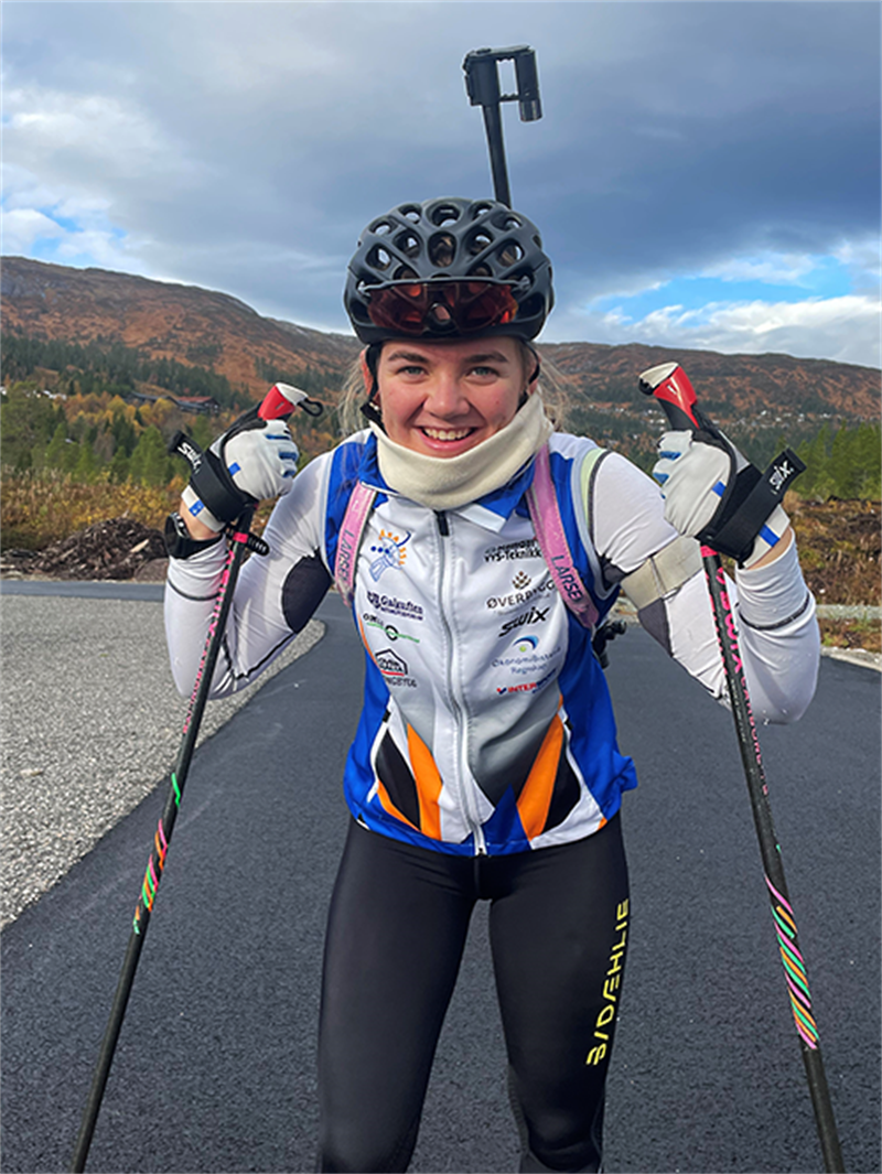 Eline Solum Bakken på rulleski med skiskyyterutstyr. 