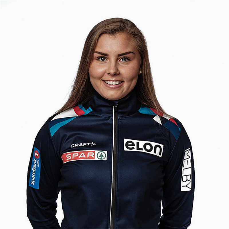 Portrettbilde av jente kledd i sponsorklær (ski)