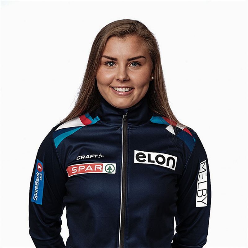 Hanne Wilberg Rofstad Portrettbilde av jente kledd i sponsorklær (ski)