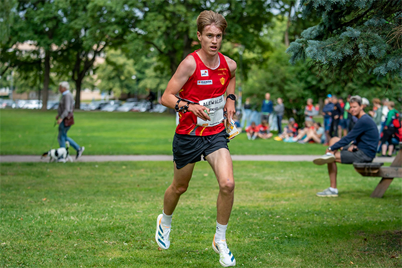 Mikkel Holt Mikkel Holt løper gjennom en park i en konkurranse.