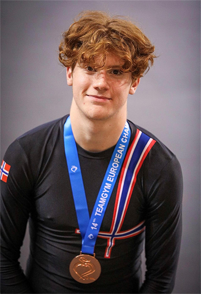 Portrettbilde av Robin Hofstad med medalje rundt halsen.