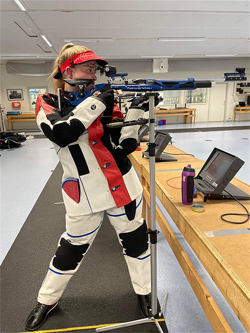 Veronica Meldal Brandtzæg Jente som skyter med rifle