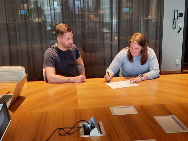 Bilde av Lars Wiseth Ness og Kari Anne Endal som signerer kontrakt.