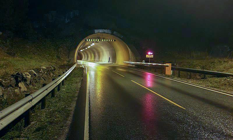 Stengt tunnel Bilde av bom og rødt lys utenfor Frøyatunnelen