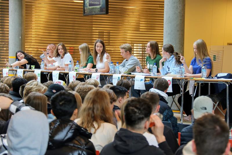 Debatt ved Charlottenlund vgs. Foto: Charlottenlund vgs