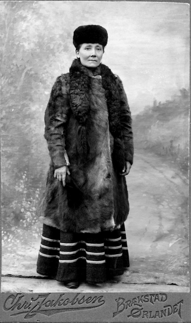 Svart-hvitt-bilde av Sanna Jonassen (1869 – 1952) som var en sentral samepolitiker i Trøndelag, og kom fra en fastboende samisk familie som bodde ved Råmmå i dagens Steinkjer kommune. Arkivfoto: Saemien Sijte.
