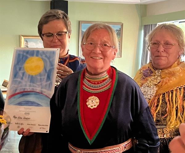 Maja Hilma Dunfjeld (i midten) mottok den sørsamiske kulturprisen under den samiske høstfestivalen Tjaktjen Tjåangkoe.