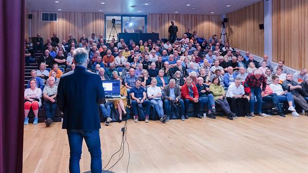 Forsamling på folkemøte. Bilde
