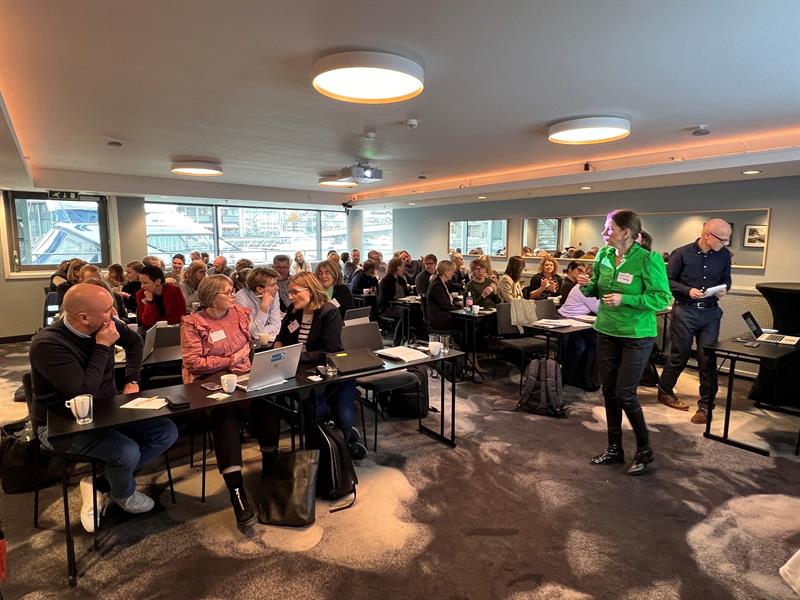 FoUI-verksted 7.jpg Et rom med rundt 50 personer fra KS, Statsforvalteren, Forskningsrådet og fylkeskommunen sammen med kommunekontakter, innovasjons- og forskningsmiljø og foredragsholdere. Foto: Ida Valsø.
