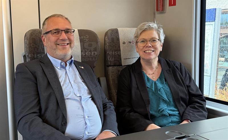 Ole Herman Sveian og Karin Bakklund som er henholdsvis leder og nestleder i Partnerskapet Atlantbanan. Foto: Trøndelag fylkeskommune