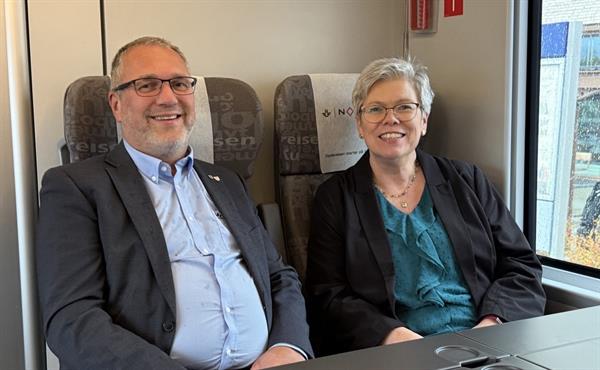 Ole Herman Sveian og Karin Bakklund som er henholdsvis leder og nestleder i Partnerskapet Atlantbanan. Foto: Trøndelag fylkeskommune