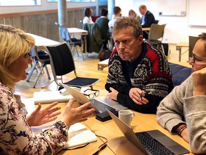 DISKUSJON OM SAMARBEID. Foto: Ida Valsø DISKUSJON OM SAMARBEID: Hans Petter Kvikne og Guri Heggem fra Røroshagen Næringshage i samtale med Ingrid Rolseth Holt fra Selbu kommune. Foto: Ida Valsø