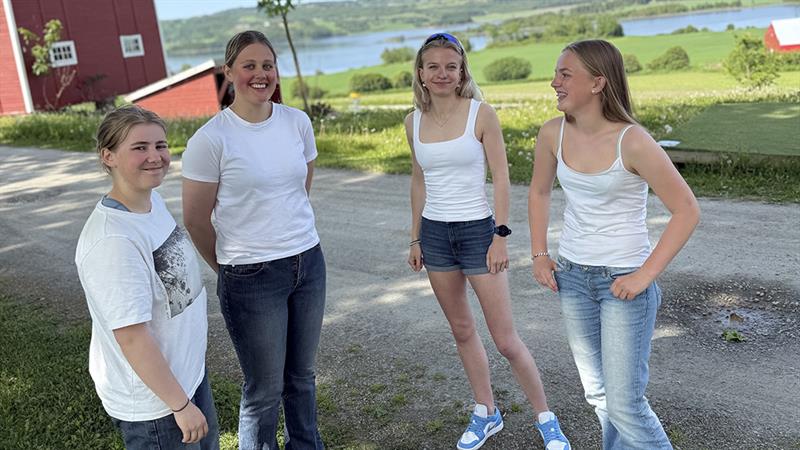 Bilde av fire elever fra Mære landbruksskole. Bilde