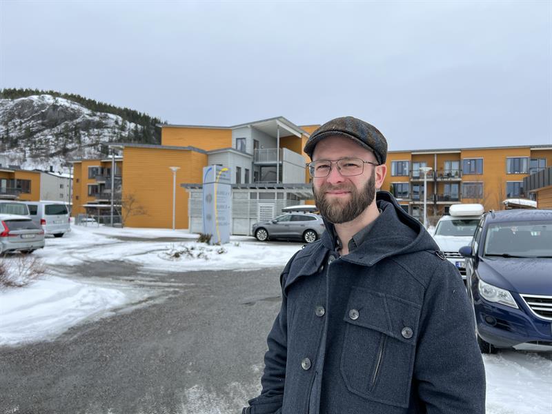 Portrett av Emil Altø med hjemmesykepleien i Namsos kommune i bakgrunnen. Foto: Ida Valsø