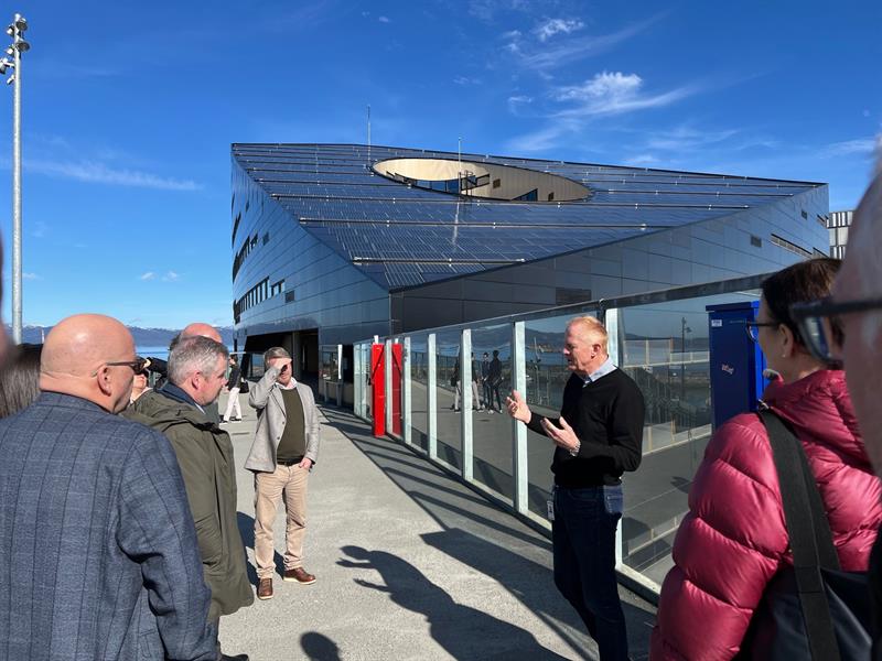 git.jpg Powerhouse Brattørkaia med solceller på både vegger og tak. Svein Nassvik fra Skanska snakker til deltakerne. Foto: Ida Valsø.