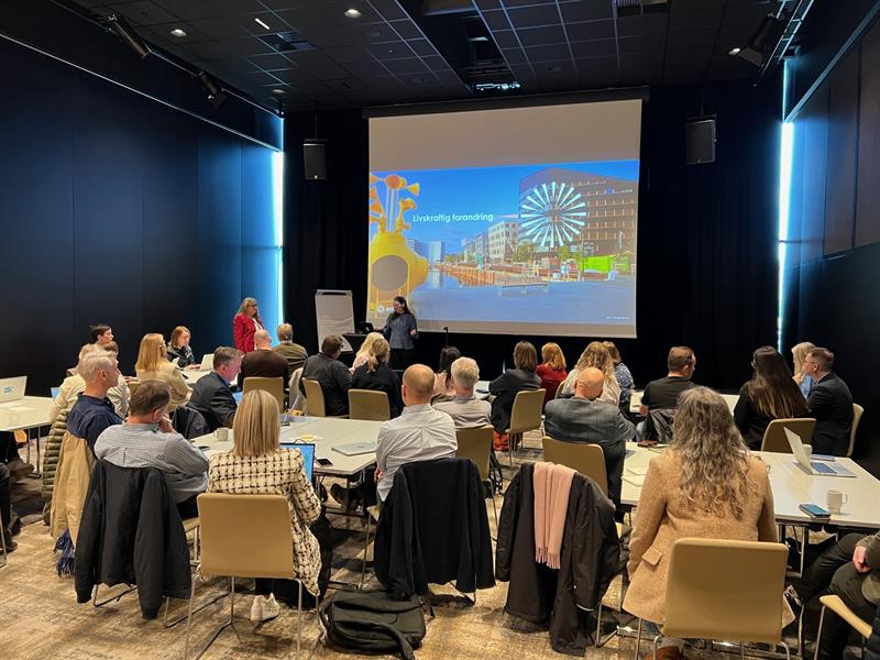 Enova og Siva holder presentasjon om mulighetene til å søke om støtte til prosjekter for energi- og klimaløsninger. Foto: Ida Valsø.