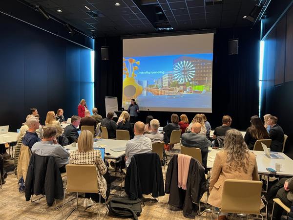 Enova og Siva holder presentasjon om mulighetene til å søke om støtte til prosjekter for energi- og klimaløsninger. Foto: Ida Valsø.