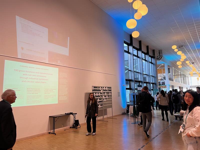 git8.jpg Trøndelag fylkeskommune og resten av nettverket stod på stand for å komme i kontakt med forskere på energiomstilling. På veggen viste vi fram oversikt over industri- og næringsområder som jobber med omstilling og som det kan være aktuelt å samarbeide med.