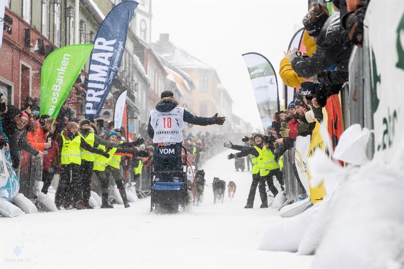 Bilde av publikum og frivillige på Femundløpet 2020.