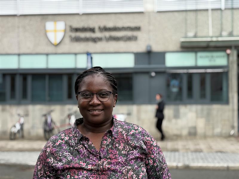 Portrettbilde av Chipo Peveling foran Fylkets hus i Trondheim. Foto: Ida Valsø, Trøndelag fylkeskommune.