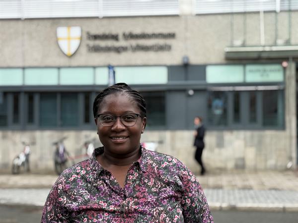 Portrettbilde av Chipo Peveling foran Fylkets hus i Trondheim. Foto: Ida Valsø, Trøndelag fylkeskommune.