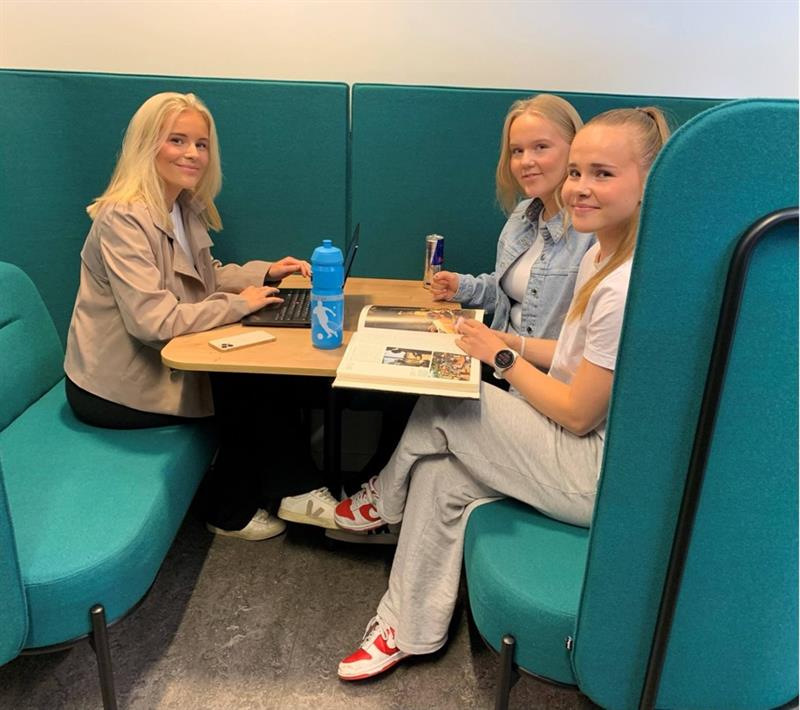Bilde2.jpg Personer som sitter på et bibliotek