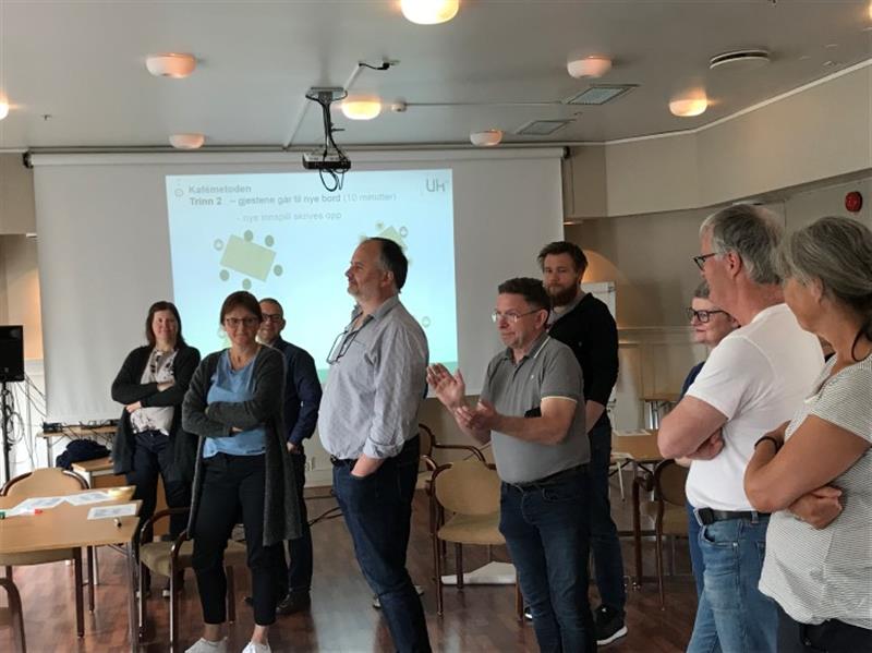 Faglig ansvarlig Tor Skogstad God tone på kommune-kurs. Faglig ansvarlig Tor Skogstad i Utviklingskompetanse A/S klapper fornøyd. Foto: Tove Gaupset