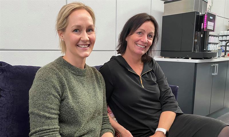 Siri Årstadvold Pedersen og Lene Kristiansen trives på karriereveiledningskonferansen. 
Foto: Åse Hestvik Larsen