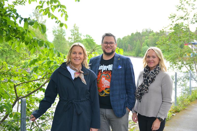 Bilde 1. Anne Marit Mevassvik, Jonas Ali Werket Ghanizadeh, Hilde Sem Lykke. Foto, Mona Jønvik Andersson, Trøndelag fylkeskommune .jpg Bilde av Anne Marit Mevassvik, direktør for kultur og folkehelse i Trøndelag fylkeskommune, Jonas Ali Werket Ghanizadeh, leder av hovedutvalg for beredskap, klima og natur i Trøndelag fylkeskommune, Hilde Sem Lykke, leder for samfunnsutbytte i SpareBank 1 SMN. Foto: Mona Jønvik Andersson, Trøndelag fylkeskommune.