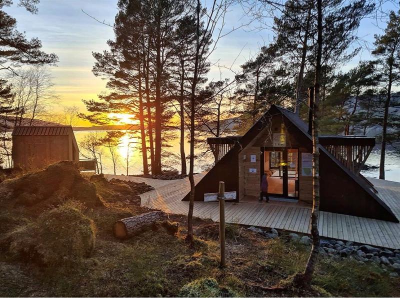 Bilde av dagsturhytta Fjordblikk i Masjorden kommune i Vestland fylkeskommune. Foto: Gro Serine Baarøy.