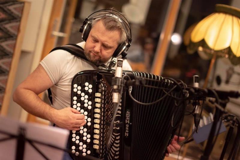 Musikkinteressen til Kjøsen startet allerede i 8-årsalderen, da han fant trekkspillet til faren sin på stua. Her fra innspillingen av plata BondeBohem i Øra studio. Foto: Kristoffer Hylland Skogheim.