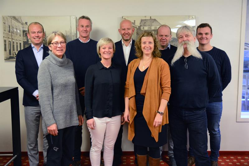 Yrkesopplæringsnemnda i Trøndelag Bak fra venstre: Kristian Dahlberg Hauge (NHO), Gunnar Alstad (Fylkestinget), Tord Lien (NHO), Torbjørn Graneggen (LO) og Fredrik Røhme (Regionalt lærlingråd) Foran fra venstre: Bente Rekkebo Skjevik (Vara LO), Kristine Svendsen (LO), Annikken Kjær Haraldsen (Vara KS) og Terje Aaberg (vara LO) (Foto: Trøndelag fylkeskommune)