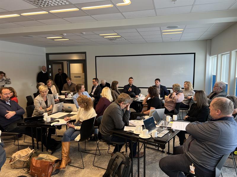Personer sitter rundt bord og diskuterer. Diskusjoner og runde rundt bordene med innspill fra Innherred under politisk verksted om energi og kraftbehov. Foto: Ida Valsø