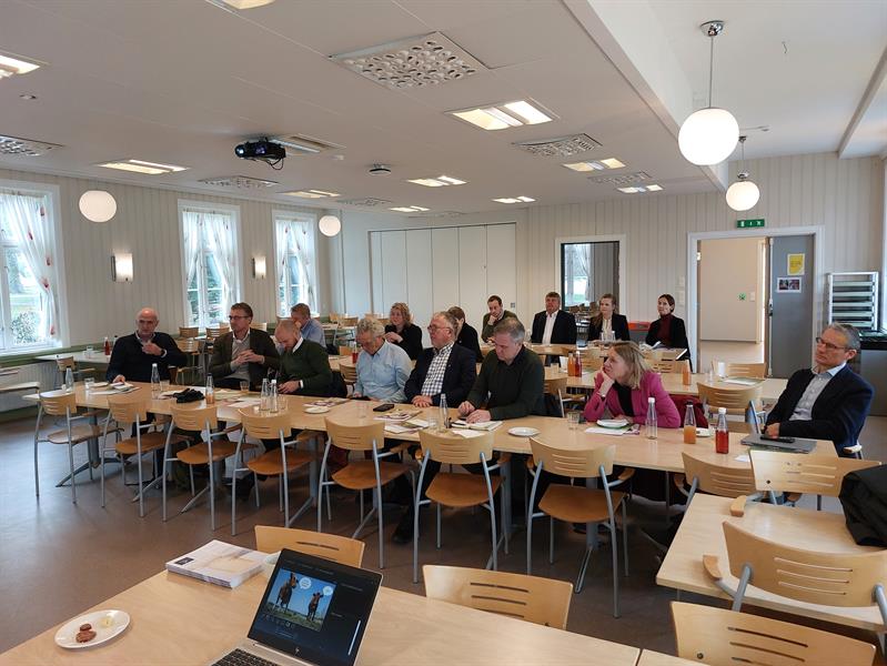 1000002084.jpg Stortingets næringskomite hører på foredrag ved Mære landbruksskole.
