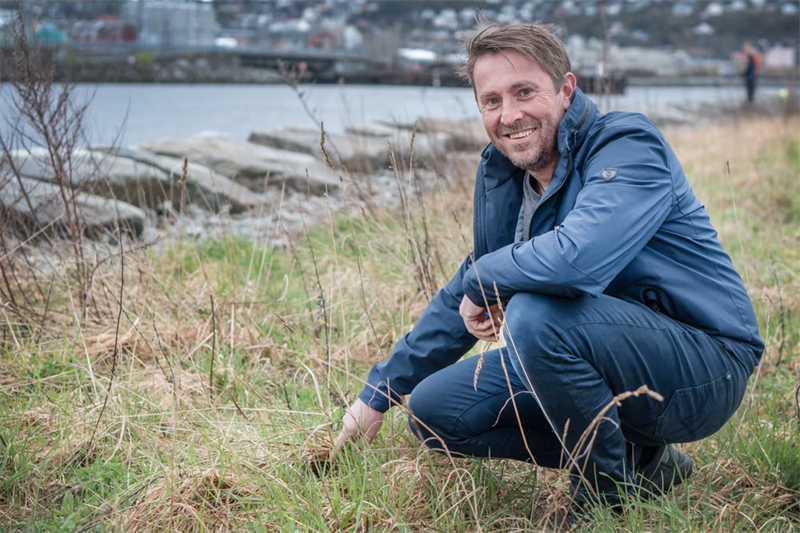 Prosjektleder for Ren Trondheimsfjord, Eskil Hennang Røkke. Sitter ved fjorden.
